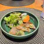 TRATTORIA GIRASOLE - 新鮮なお野菜と、新鮮なヤズのカルパッチョ。右上が思い出のピクルスです。