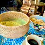 Cafe gula - お抹茶とつくりたてわらび餅のセット♫  後からチーズケーキもサービスしてくれました！　これが300円税込ですよ。