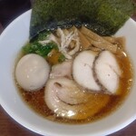 ラーメン トリコ - 鶏醤油らーめん 特製トッピング(豚バラチャーシュー、鶏ムネチャーシュー、のり増量、味玉)