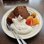 バルバルキッチンアメリ - オレンジピールの入ったショコラシフォンケーキ(¥580)