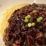 香港飯店0410 沖縄国際通り店 - チャジャン麺(ジャージャー麺)。ソースの玉ねぎの甘みがすごい。小麦粉が積まれてたので聞いてみたら製麺をお店でやってるらしい。うまかった〜。酢で味変。