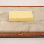 オーベルジュ・ド・リル トーキョー - ランチコース 5500円 の無塩バター