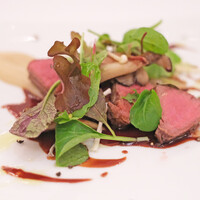 オーベルジュ・ド・リル トーキョー - ランチコース 5500円 の牛ランプ肉ロティー ソース・ヴァンルージュ シャンピニョンのサラダ トピナンブールのピューレ