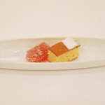 オーベルジュ・ド・リル トーキョー - ランチコース 5500円 の小菓子2品