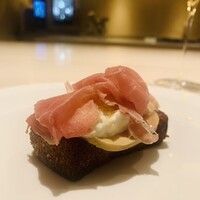 cepages - ① 突出
                    【ハモン水上とブッラータチーズのタルトレット、フォアグラ、王林リンゴのコンフィチュール、ボカ】