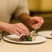 cepages - ② 冷前菜
                      【枕崎産 初鰹、蛍烏賊のタプナードソース、菜花のマリネ、うるいのサラダ】盛付け中