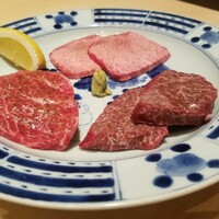 銀座 ちかみつ 六丁目 - 鹿児島県産の黒毛和牛タン中のタン～檸檬、徳島県のサガリ～山葵～﻿ 、徳島県のカイノミ～ニンニクだれ