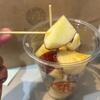 フルーツクローゼットカフェ - この日のリンゴ飴はサンフジ。
 
甘味。酸味。歯ごたえの３拍子そろった果実の中に蜜がたっぷり入った人気リンゴ品種です。