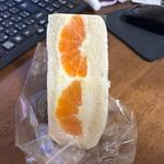 フルーツクローゼットカフェ - フルーツサンド５３０円。
 
みかんの切り口がはっきり解る「映える」フルーツサンドです。