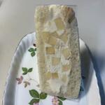 フルーツクローゼットカフェ - フルーツサンドりんご５５０円。
 
甘さ控えめのクリームに角切りリンゴを詰めた食べやすいフルーツサンドです。