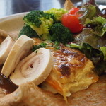 アルモリック - 鶏フィレ肉のレムラード、鎌倉野菜の根菜のグラタン添え