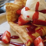 アルモリック - 苺とクレーム・パティシエール、クレーム・シャンティの赤い実のソース仕立て