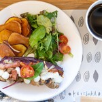 蔵出・焼き芋 かいつか - 2024.3 焼き芋ボート きのことモッツァレラ ドリンクセット（764円）