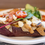 蔵出・焼き芋 かいつか - 2024.3 焼き芋ボート きのことモッツァレラ ドリンクセット（764円）