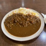 ダイアナ - ライスは、玉子とハムを炒めたチャーハン的な物で味付けはシンプル。カレーは挽肉入り。ややスパイス感のあるカレー