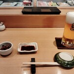 Sushino Hishita - クーポンビールとお通し（シメジとカボチャの煮物）