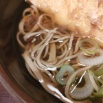 そば・うどん やなぎ庵 - 栃尾の油揚げそば￥650　zoom! あっ乱切りそばだ！