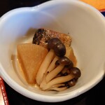 翁寿司 - イワシは柔らか、しめじの味付けが美味しいのに大根の甘い味付けはちょっと苦手