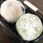 Mochi Shou Shiduku - 【2024年03月】左：丹波黒豆餅（こしあん）＠320円、右：草餅＠300円。