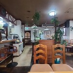 Sengoku - 店内は白壁に濃茶色の天井、木材を多様し木製テーブルと合わさりロッジ風な雰囲気
                        お席はカウンター4席、中央相席テーブル6席×1卓、テーブル4席×4卓の合計26席、BGMは無し
