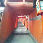 23931952 - お店からすぐの場所にある太鼓谷稲成神社の鳥居トンネルです。