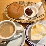 コメダ珈琲店 - カフェオーレ 560円＋選べるモーニング
            北海道生乳100%ヨーグルト(はちみつ添え) 170円