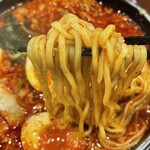 Rairai Tei - 旨辛ラーメン3辛¥980内　濃厚なコク旨辛スープが麺に絡んで美味い美味い。辛さは青唐辛子と背脂の組み合わせで4パターンある。3辛は青唐辛子有背脂有。ほどほどに辛い。大盛りでたべたい。