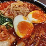 Rairai Tei - 旨辛ラーメン3辛¥980内+トッピングキムチ¥140→¥0(アプリクーポン)  キムチ印象0。もやし熱々辛さが増して良き。卵味濃いしょっぱめ。ニラも塩辛め。次回はライス追加だ。