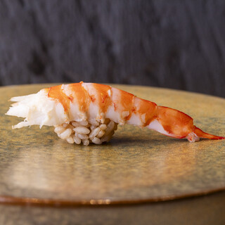 Savor the ``aged Edomae sushi'' made with carefully selected ingredients and skilled techniques.