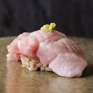 We offer selection courses with carefully selected nigiri that make use of seasonal ingredients.