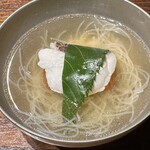 赤坂 鮨大谷 - 真鯛の桜蒸しと新玉葱の真薯、ビーフンのお椀