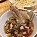 鶏と鮪節 麺屋勝時 - 鮪節昆布水つけ麺のバラチャーシュー