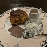 バー エイジング - 自家製クルミのスコーン