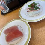 かっぱ寿司 - まぐろ2種盛り(まぐろ、びんちょう) 110円　あかいかゲソ梅大葉　110円