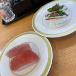 Kappa壽司 能代店 - まぐろ2種盛り(まぐろ、びんちょう) 110円　あかいかゲソ梅大葉　110円