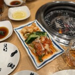 炭焼 金竜山 - キムチ盛り