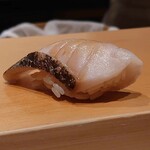 鮨 はしもと - 鰆 皮目を藁燻し