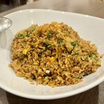 四川 郷土菜 シャンバァロウ - 豚バラ肉と春菊の生姜入り黒チャーハン(香姜茼蒿黒炒飯) 1550円＋大盛り220円