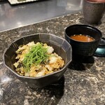 鉄板焼 花 - 高菜とガーリック焼き飯と伊勢海老の赤出汁。美味し。