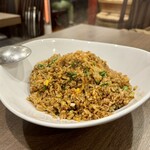 四川 郷土菜 シャンバァロウ - 豚バラ肉と春菊の生姜入り黒チャーハン(香姜茼蒿黒炒飯) 1550円＋大盛り220円