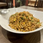 四川 郷土菜 シャンバァロウ - 豚バラ肉と春菊の生姜入り黒チャーハン(香姜茼蒿黒炒飯) 1550円＋大盛り220円