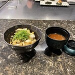 鉄板焼 花 - 高菜とガーリック焼き飯と伊勢海老の赤出汁。美味し。