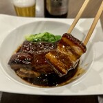 四川 郷土菜 シャンバァロウ - 皮付バラ肉の醤油煮(経典東坡肉) 1650円