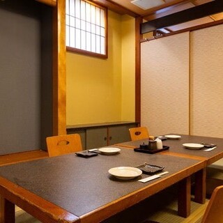 ゆったりとお食事を楽しみたい時はお座敷個室がおすすめ。