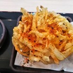 ゆで太郎 もつ次郎 - 野菜かき揚げに七味とラー油を