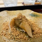 赤坂おぎ乃 - 石垣貝 肝醤油 炒りごまがけ