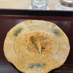 赤坂おぎ乃 - 石垣貝 肝醤油 炒りごまがけ