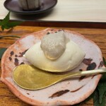 赤坂おぎ乃 - 自家製練乳アイス　上から生落花生