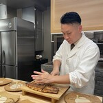 赤坂おぎ乃 - 鰻を切る