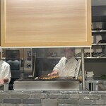 赤坂おぎ乃 - 鰻を焼く